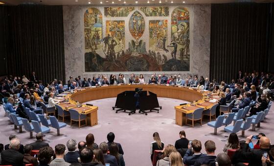 安理会关于冲突中儿童、技术与教育的会议全景图。